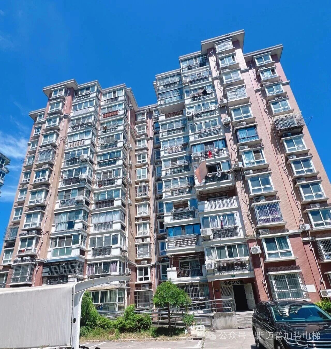 錦旗致謝暖人心！斯邁普電梯為華光百合苑煥新12臺電梯，解鎖居民出行新體驗